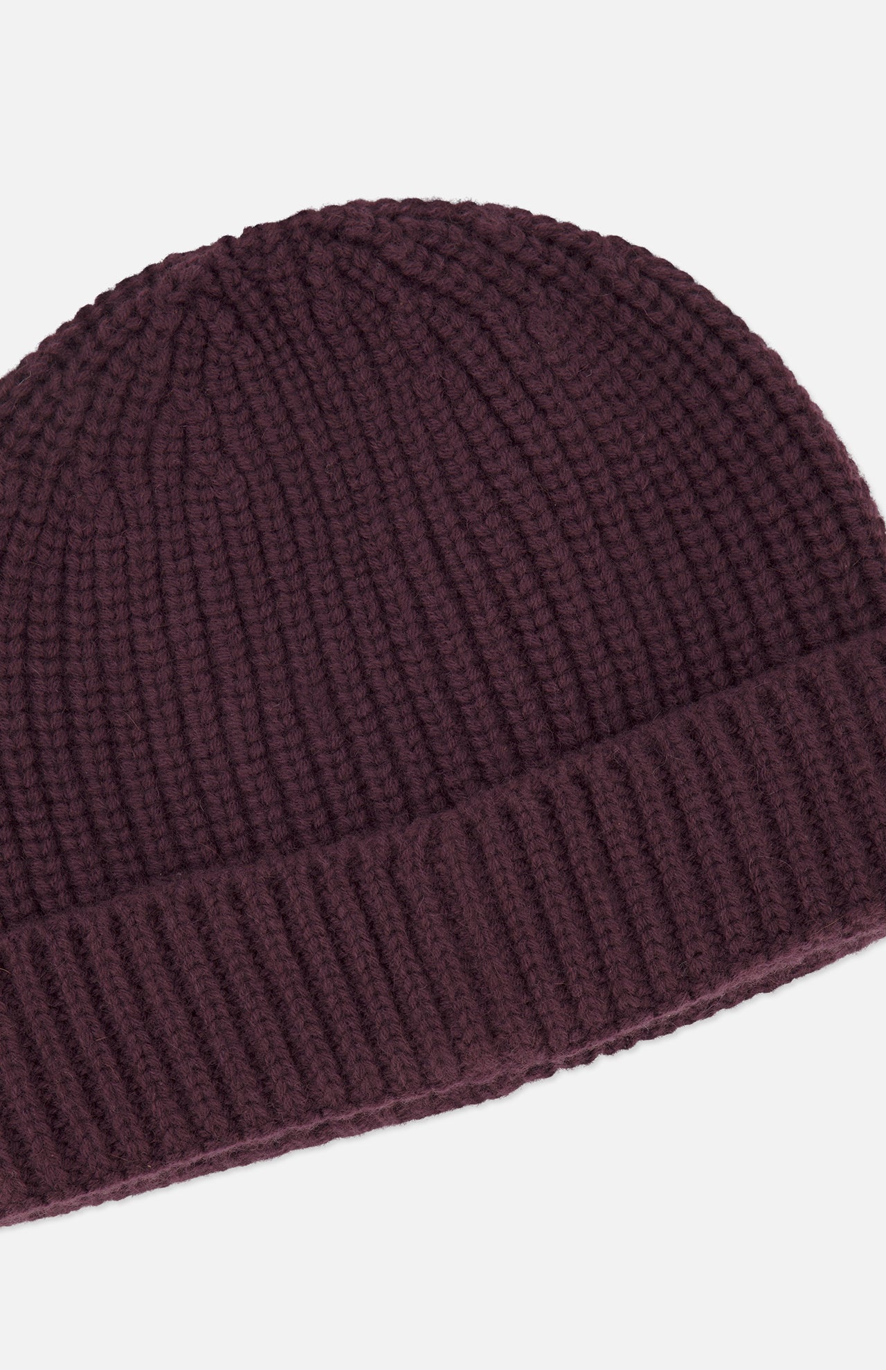 Deep plum 04651/ A TRIP IN A BAG Extreme Cashmere Beanie with a ribbed knit and folded cuff.