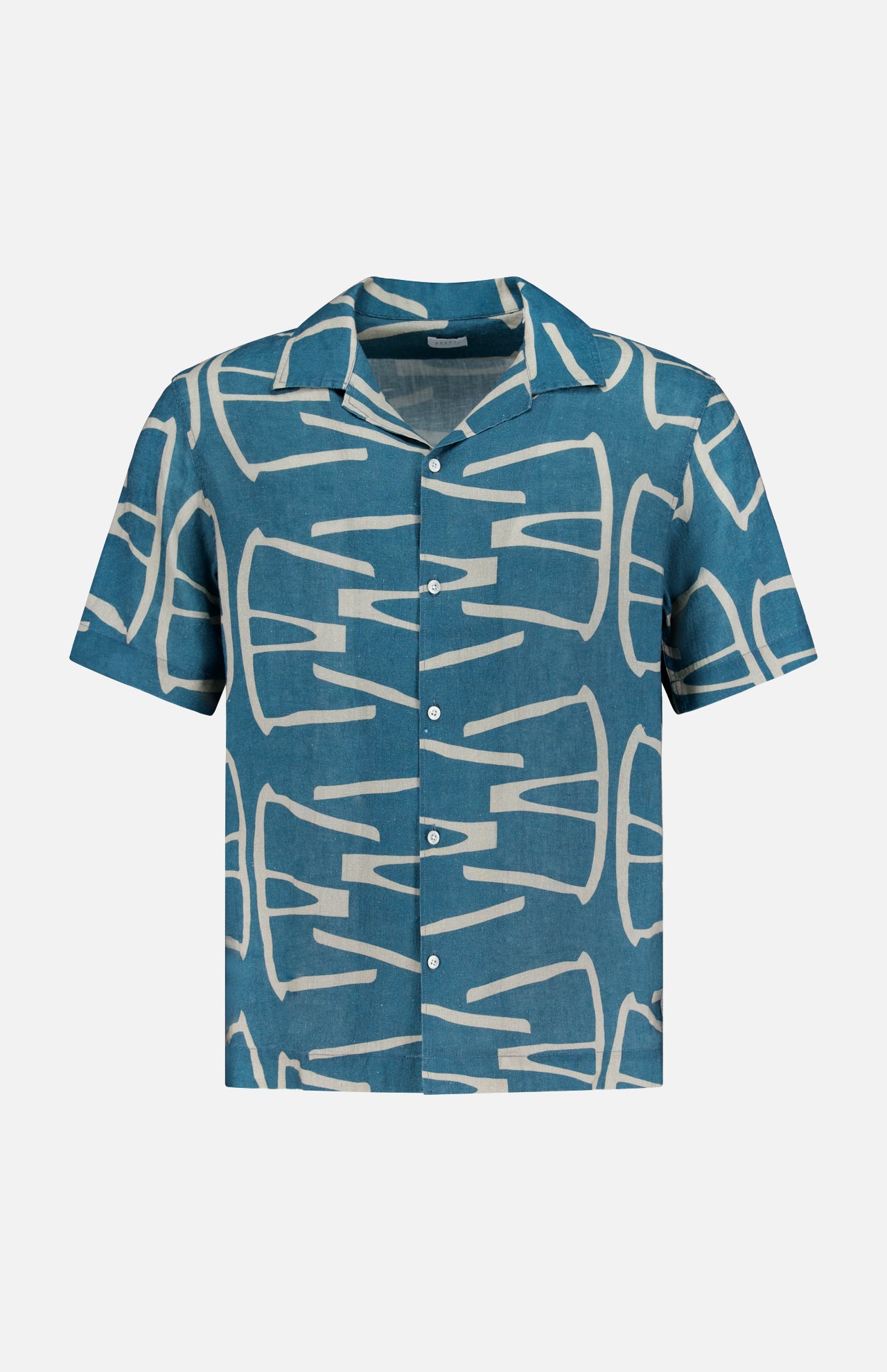 The Hansen Retro Cuba Shirt by 04651/ A TRIP IN A BAG is a short-sleeved, button-up linen shirt with a blue base and bold white geometric patterns. Its Cuban collar and relaxed fit add retro flair to your wardrobe.