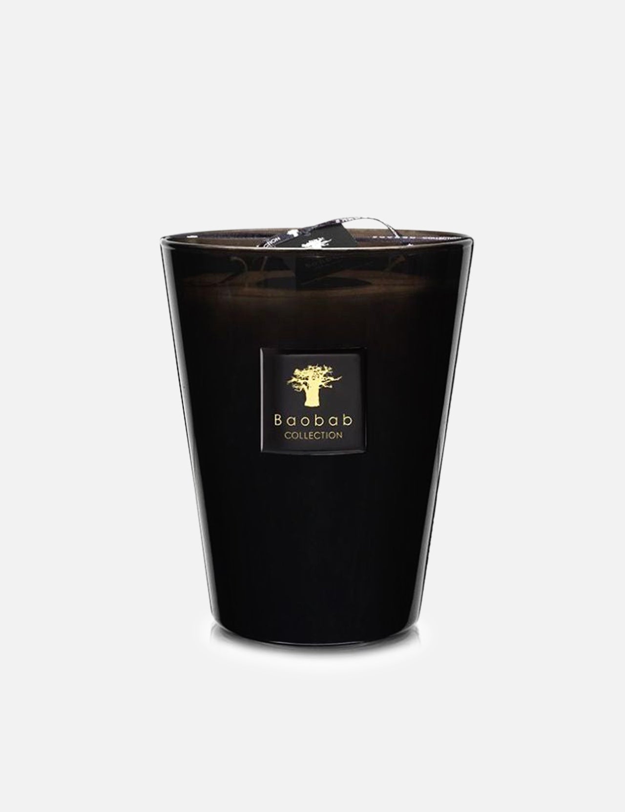 The Max 24 Les Prestigieuses Encre De Chine Candle by BAOBAB COLLECTION is a luxury vetiver-scented candle in a glass holder, featuring a gold tree logo and “Baobab Collection” on the front, elegantly set against a light background.