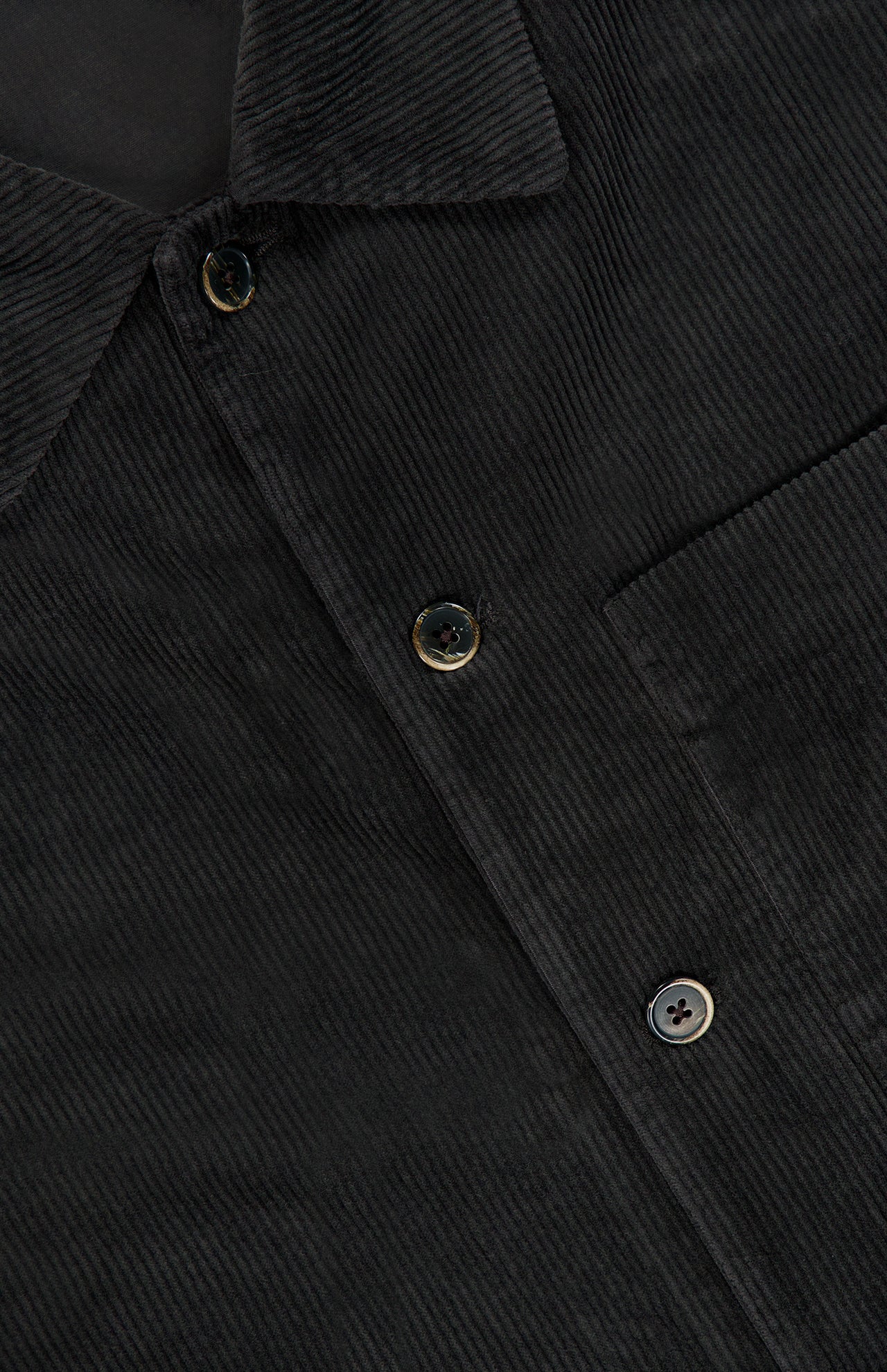 Close-up of the Cortivo Corduroy Overshirt by BARENA, made in Italy, featuring the collar, part of the chest pocket, and three buttons. The ribbed texture of the corduroy fabric is clearly visible.
