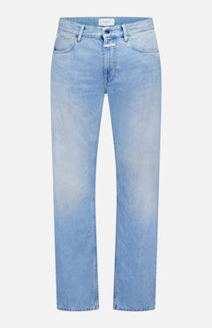 CLOSED Cooper True Straight Leg Denim jeans in light blue, crafted sustainably in Italy with a straight-leg cut, feature five pockets and a button-zipper closure, shown against a white background.