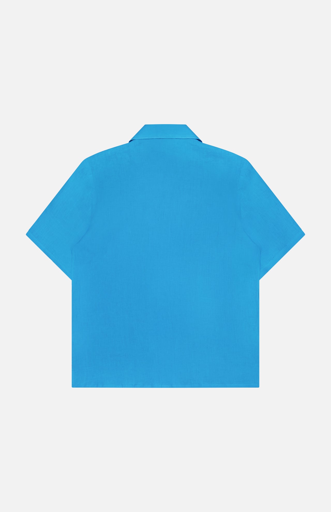 The ISAIA Linen Coral Embroidery Shirt features a boxy fit, short sleeves, and a classic collar in bright blue linen. Shown from the back on a plain white background, it’s the perfect vacation style piece.