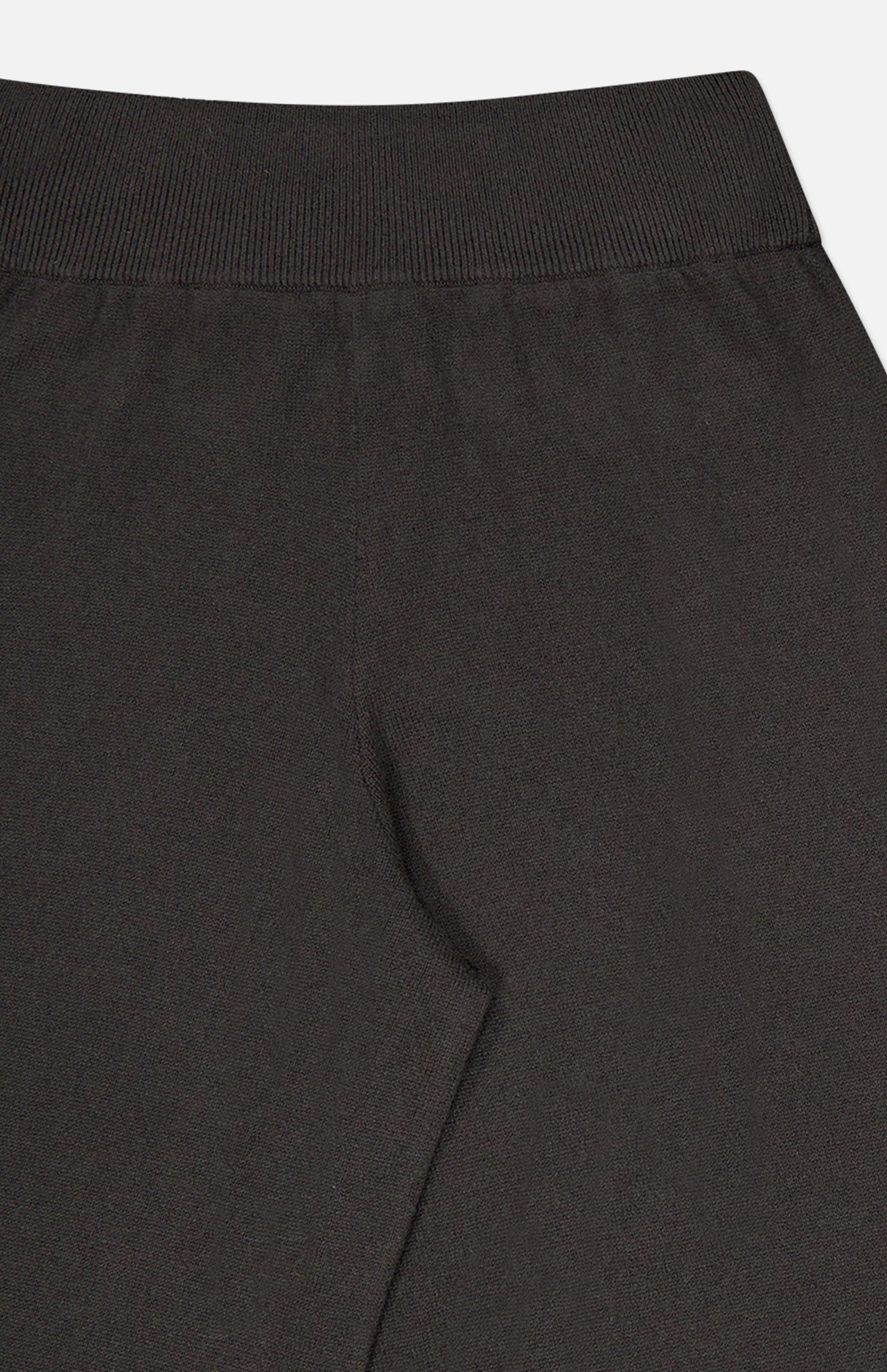 Close-up of the waistband and upper section of the LISA YANG Sofi Cashmere Drawstring Pant in black, highlighting the ribbed elastic waistband and smooth cashmere fabric—a true reflection of Scandinavian aesthetic and slow luxury.