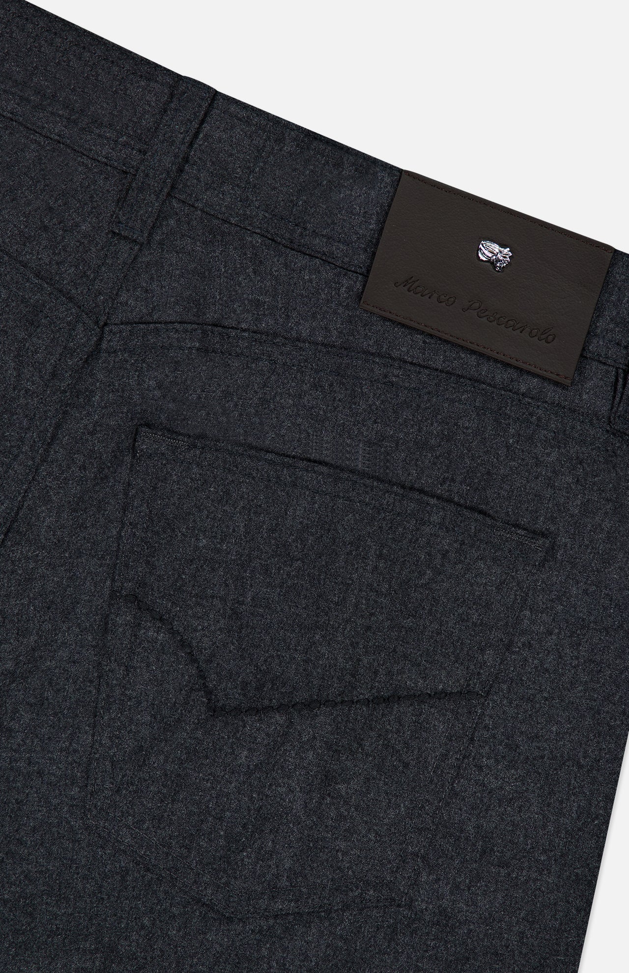 Close-up of the back pocket area of the PESCAROLO Nerano M Cashmere Pants in dark gray, featuring a black leather patch with small metallic detail and embossed branding on the waistband. Showcasing a classic 5-pocket design, these pants exude refined craftsmanship.