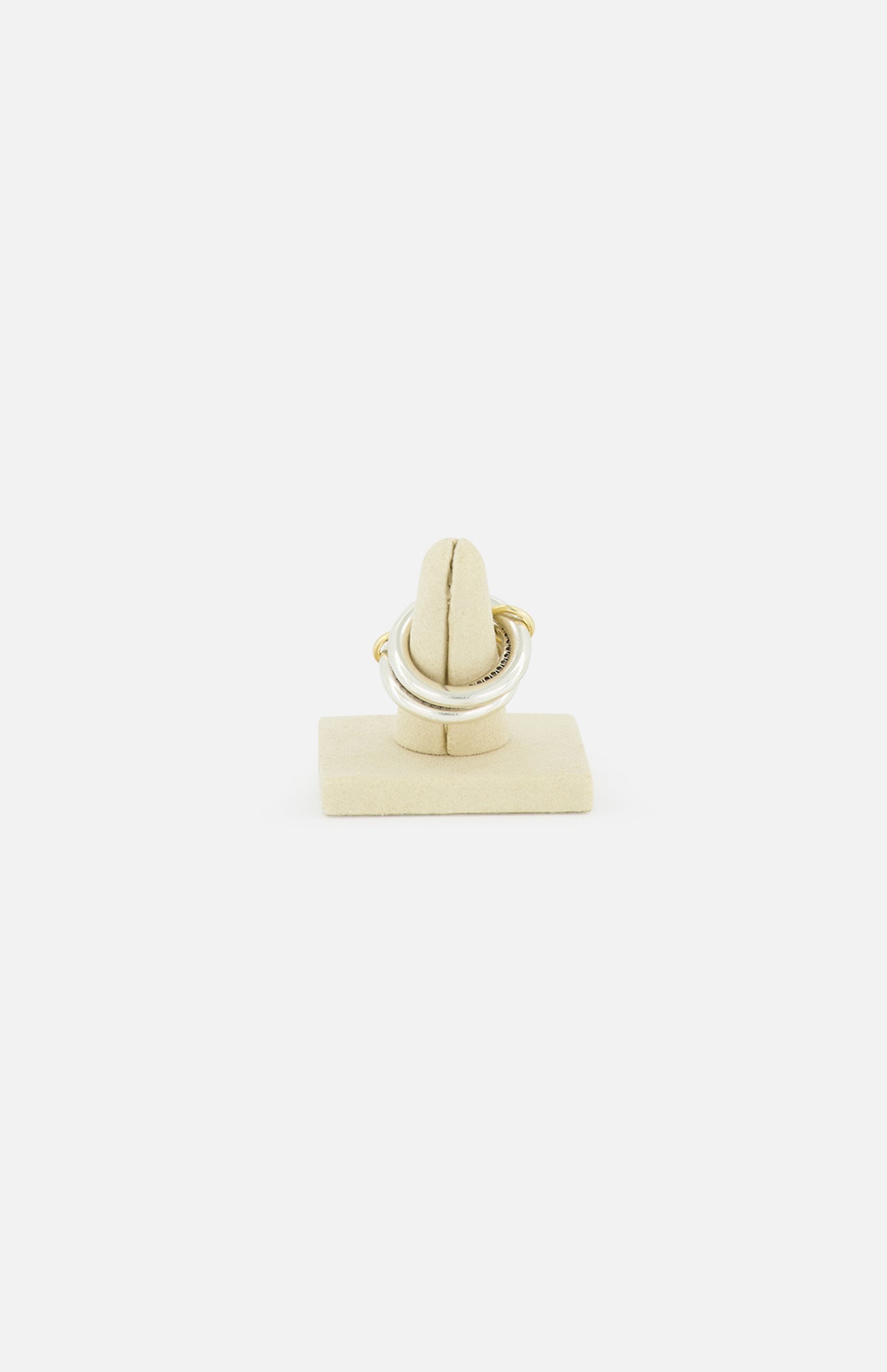 The SPINELLI KILCOLLIN Libra Gris Diamond Ring is displayed upright on a beige ring stand against a plain white background.