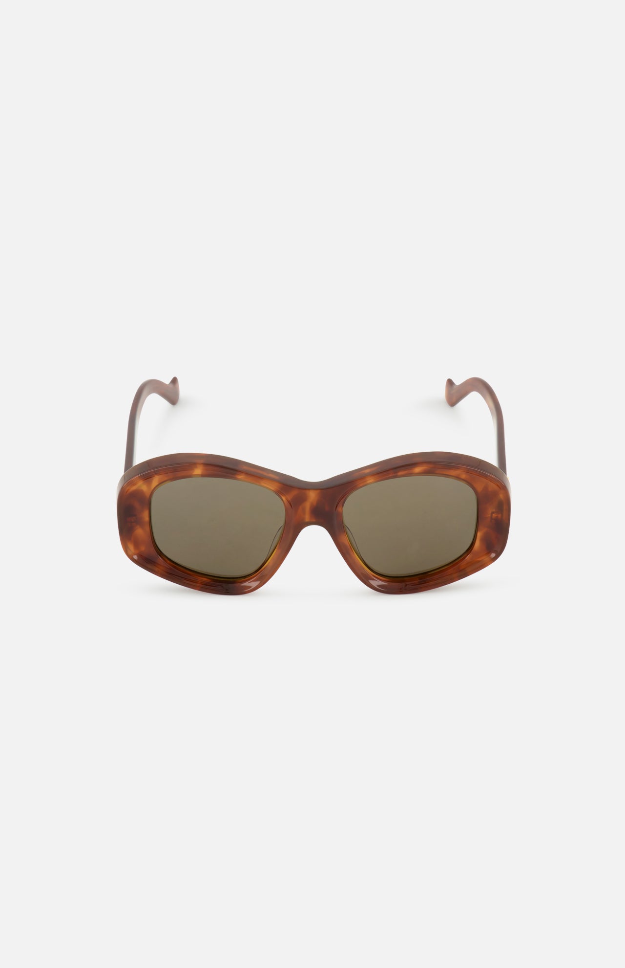 The LOEWE Oval Brown Tortoiseshell Sunglasses feature dark lenses and gently curved arms, combining luxury and timeless sophistication. Displayed on a plain white background, these sunglasses embody LOEWE’s iconic style.