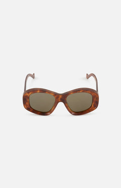 The LOEWE Oval Brown Tortoiseshell Sunglasses feature dark lenses and gently curved arms, combining luxury and timeless sophistication. Displayed on a plain white background, these sunglasses embody LOEWE’s iconic style.