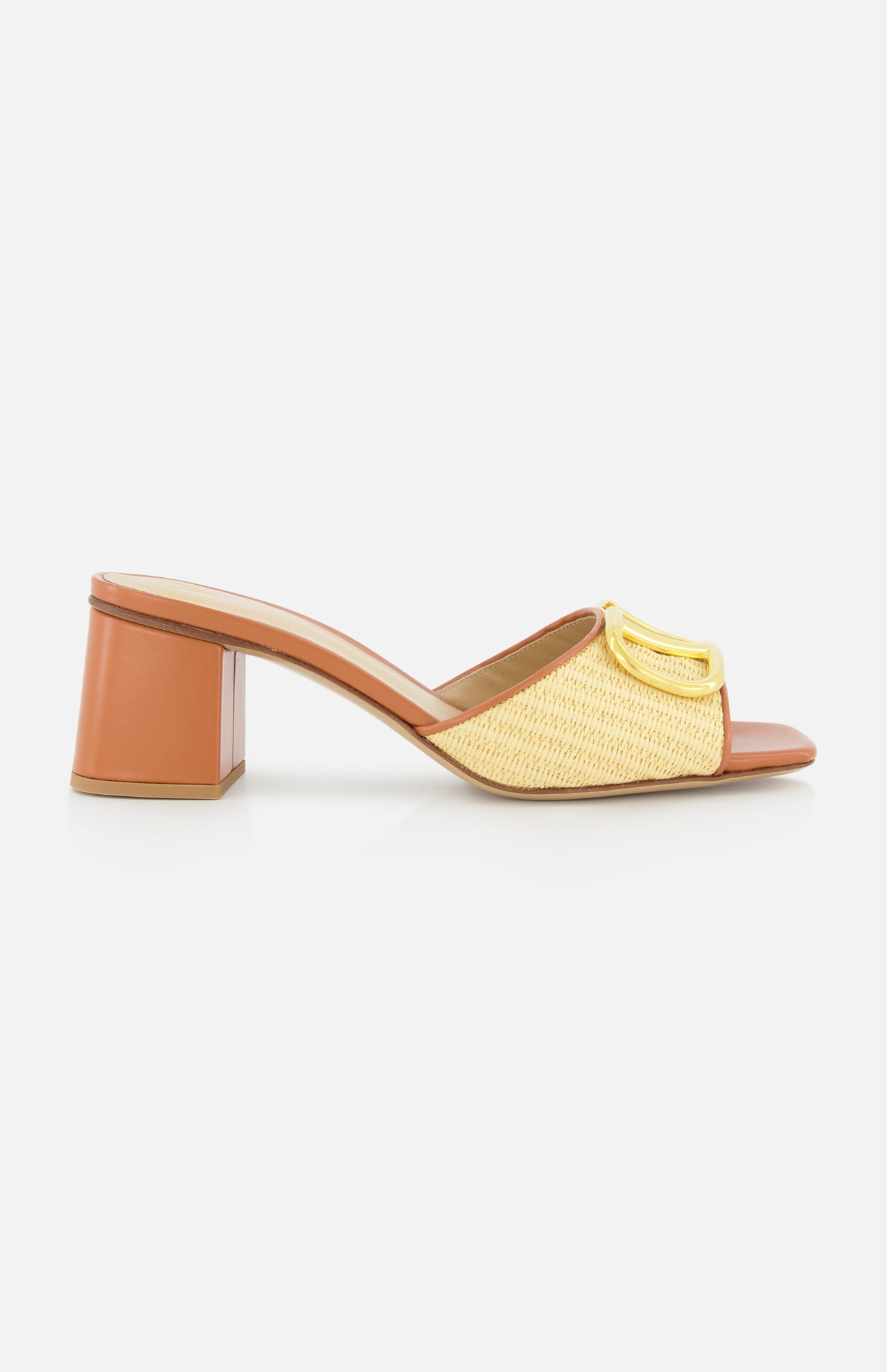 The VALENTINO GARAVANI V Logo Signature Block Heel Slide Sandal features a tan woven raffia upper, open toe, mid-height block heel, and a gold buckle, shown on a white background.