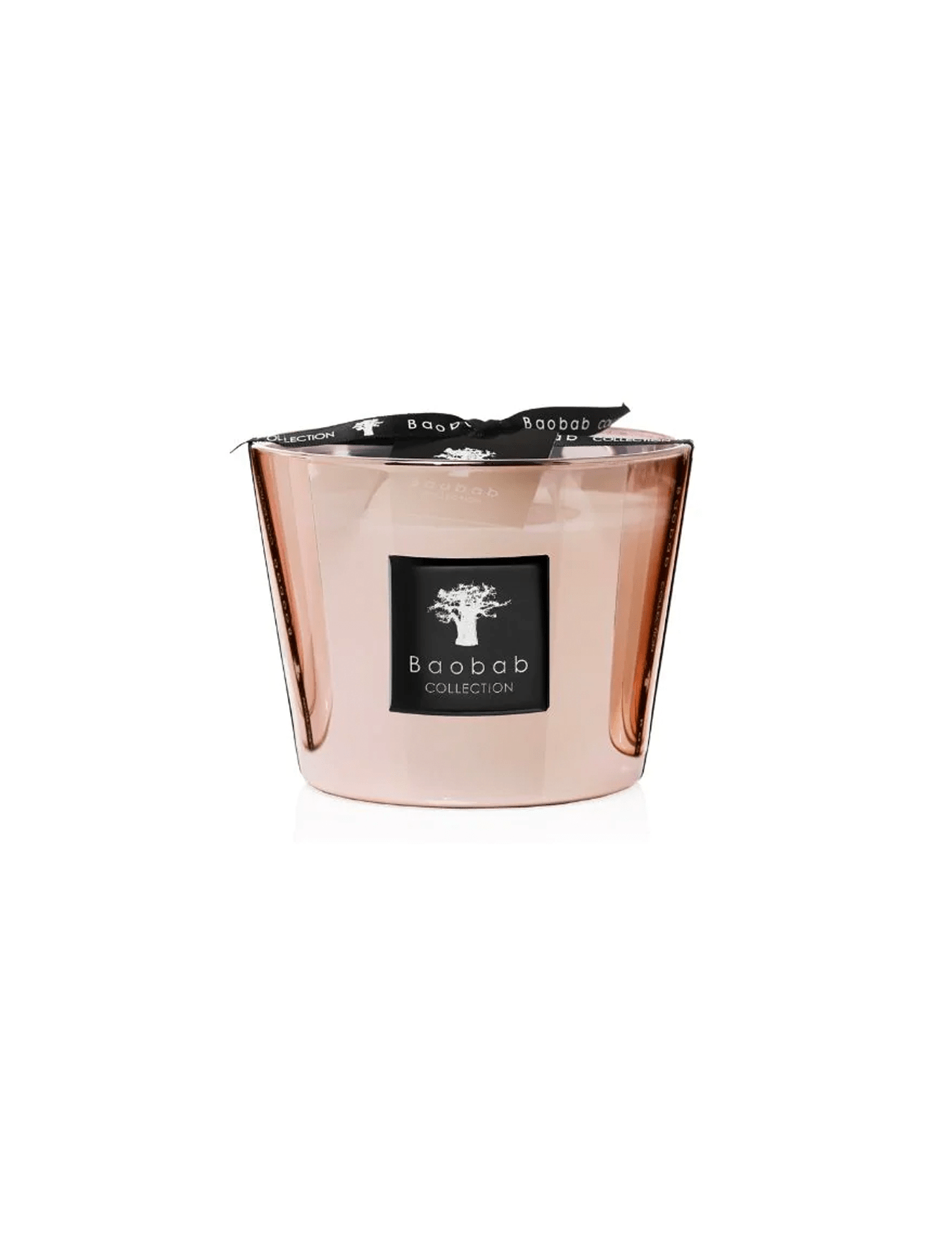 The Candle Les Exclusives Roseum by BAOBAB COLLECTION is a rose gold scented candle in a glass jar with a black label and ribbon, featuring bergamot, cedar, and musk notes, beautifully displayed against a white background.
