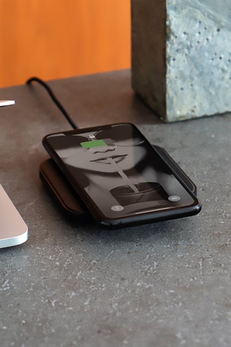 Courant CATCH:1 Wireless Charging Output Black Editorial Image (6604412813427)