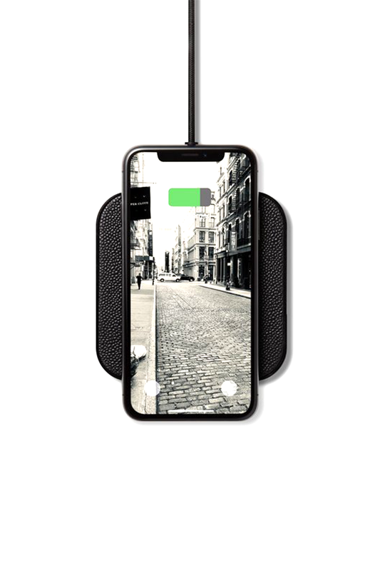 Courant CATCH:1 Wireless Charging Output Black in use Front Image (6604412813427)